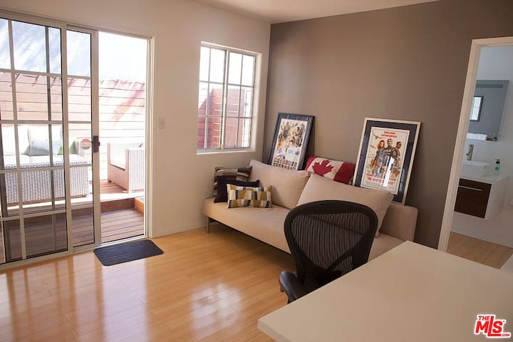 Este dormitorio funciona como una oficina y el futón se pliega para ser una cama doble.   