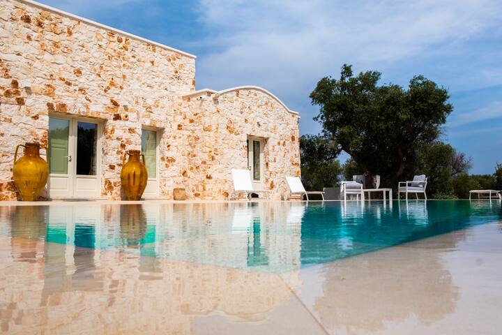Casa Tonini. Luxury villa, trulli & heated pool.