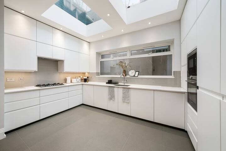 Modern Townhouse with Cinema Room in London SE1 gallery image 3