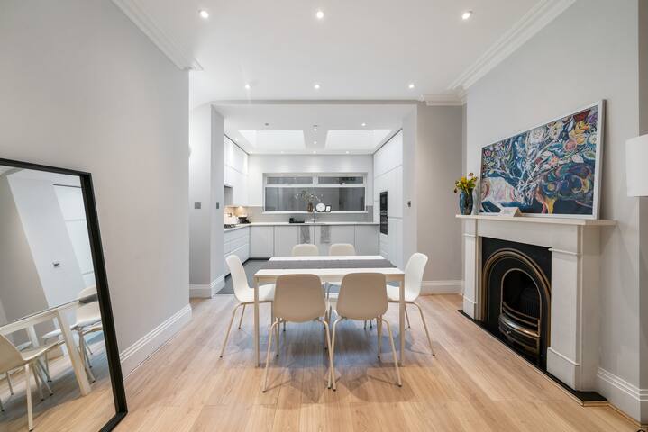 Modern Townhouse with Cinema Room in London SE1 gallery image 2