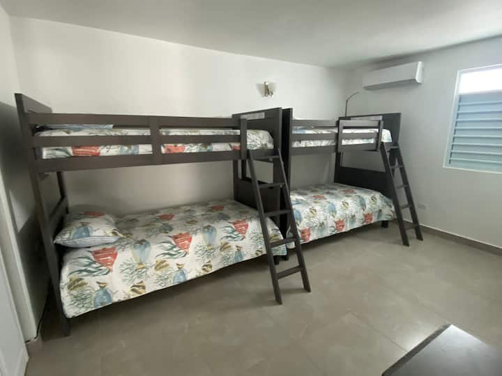 Habitación para huéspedes con literas.