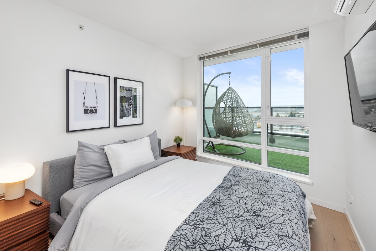 غرفة نوم رئيسية واسعة (1/3) مع حمام داخلي وتلفزيون وخزانة ملابس.

ملاءات ناعمة ونظيفة مذهلة بسرير كوين فاخر