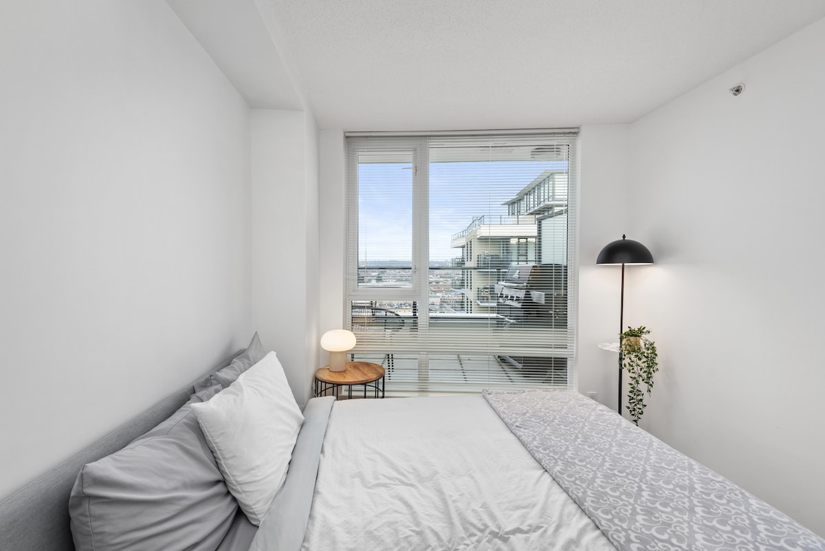 تحتوي غرفة النوم (2/3) على سرير بحجم كوين ثابت بشكل رائع وخزانة كاملة (غير مصورة)