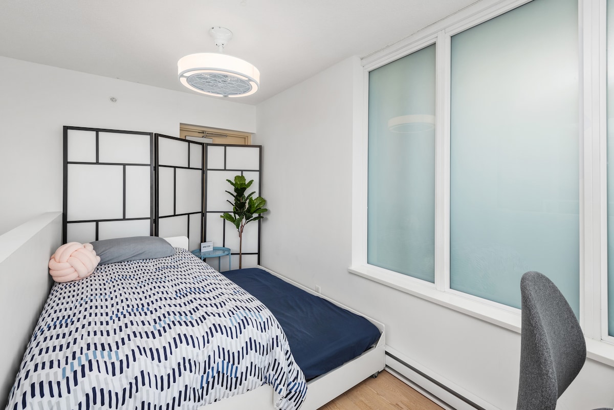 مفاجأة! تحتوي هذه الغرفة على سرير قابل للسحب يحتوي على 4 أسرّة في ما مجموعه 3 غرف نوم. توجد الملاءات والوسائد في الأدراج (مرئية عند إغلاق الدرج)