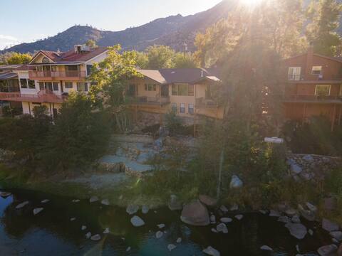 Hideaway Riverfront Cabin in Kernville(EV Charger)