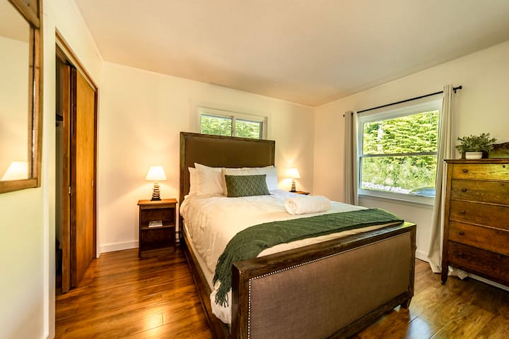 Bedroom 2

(Photo by @dirtandglass)