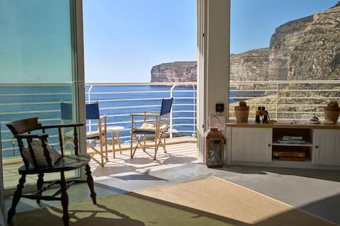 Waterfront apartment with sea and cliff viewing