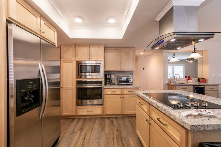 Warm 4Bd Home, Near Summerlin w/Pool and Spa! gallery image 3