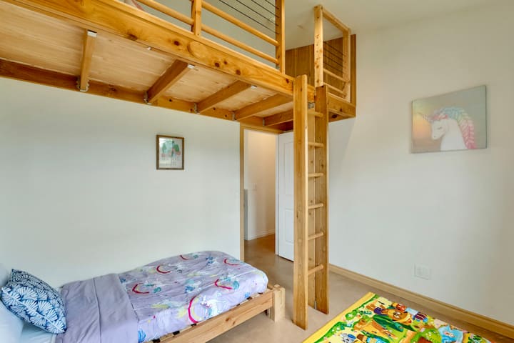 La cama tipo loft doble tiene un poco de espacio adicional en la parte superior. La cama de plataforma de estilo japonés de tamaño doble está a solo 10 pulgadas por encima del suelo. 
