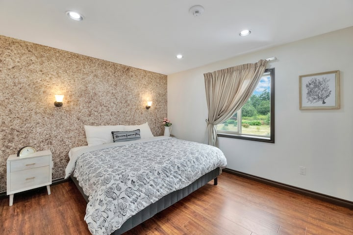 Cama tamaño king en el dormitorio de la suite de arriba.