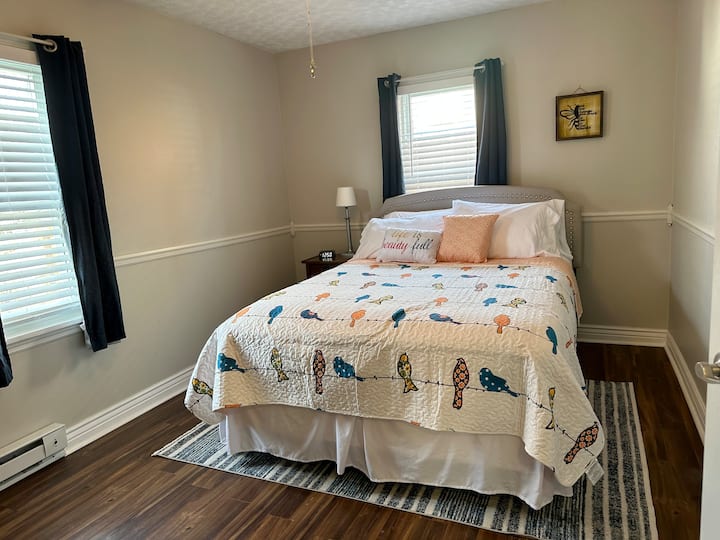 Dhomë gjumi në katin e parë. (dhoma e gjumit #2) Krevat dopio "Queen". Televizor në dhomën e gjumit.