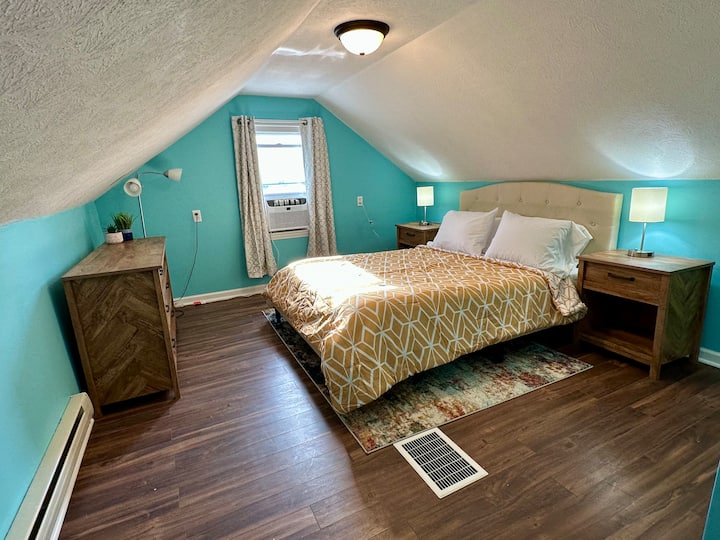 Dhomë gjumi në katin e sipërm (dhoma e gjumit #3)