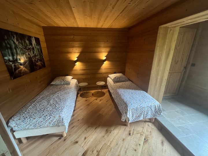 Dy krevate tek në dhomën e dytë të gjumit të chalet.
Këta dy krevate mund të çiftëzohen sipas kërkesës.