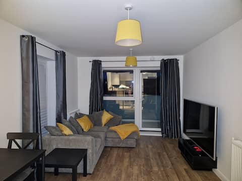 Successful Airbnb property: Modern 2 Bedroom Lakeside Apartment Great Location in Stone