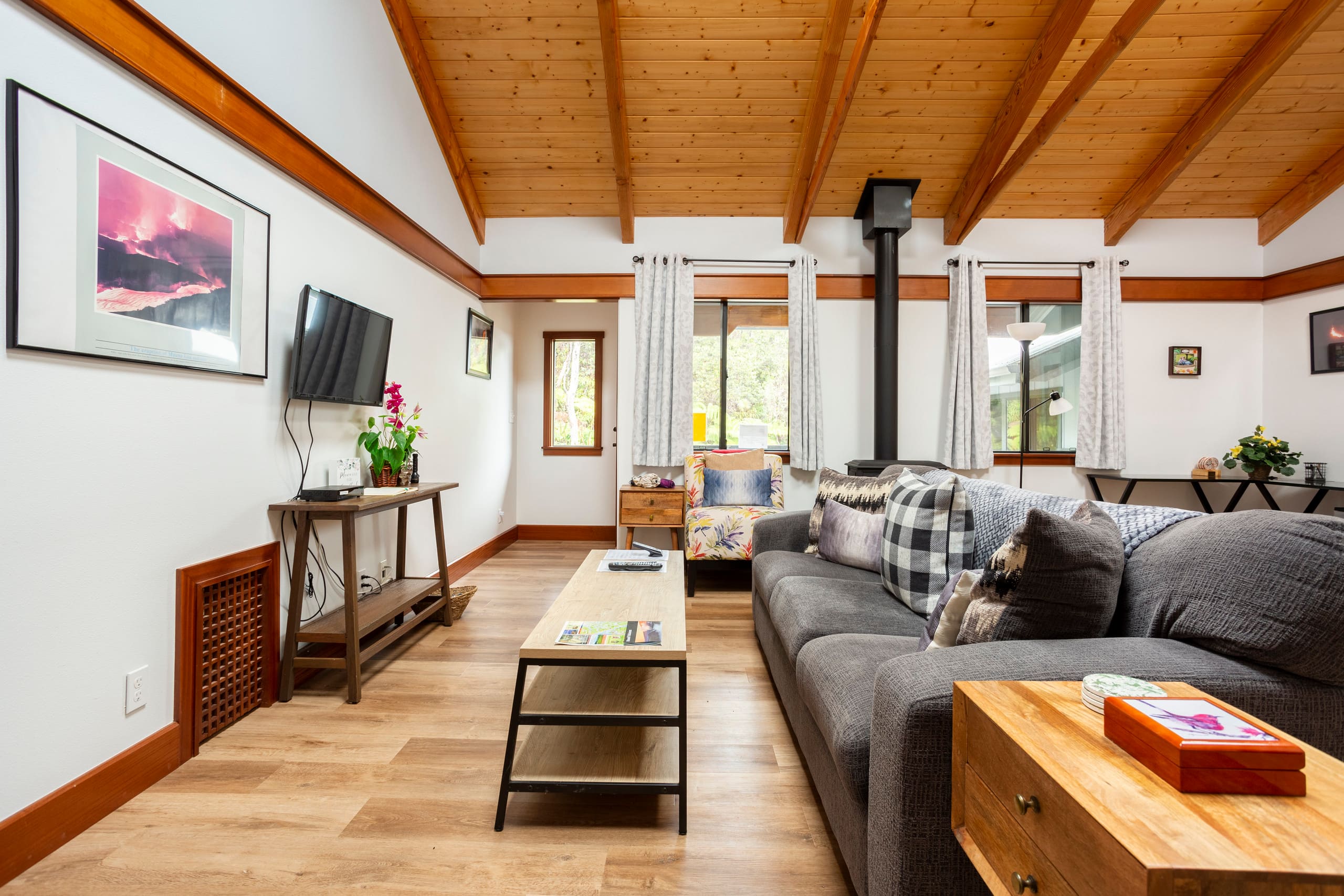 Home in Volcano · ★4.85 · 3 bedrooms · 4 beds · 2 private baths - Image 3