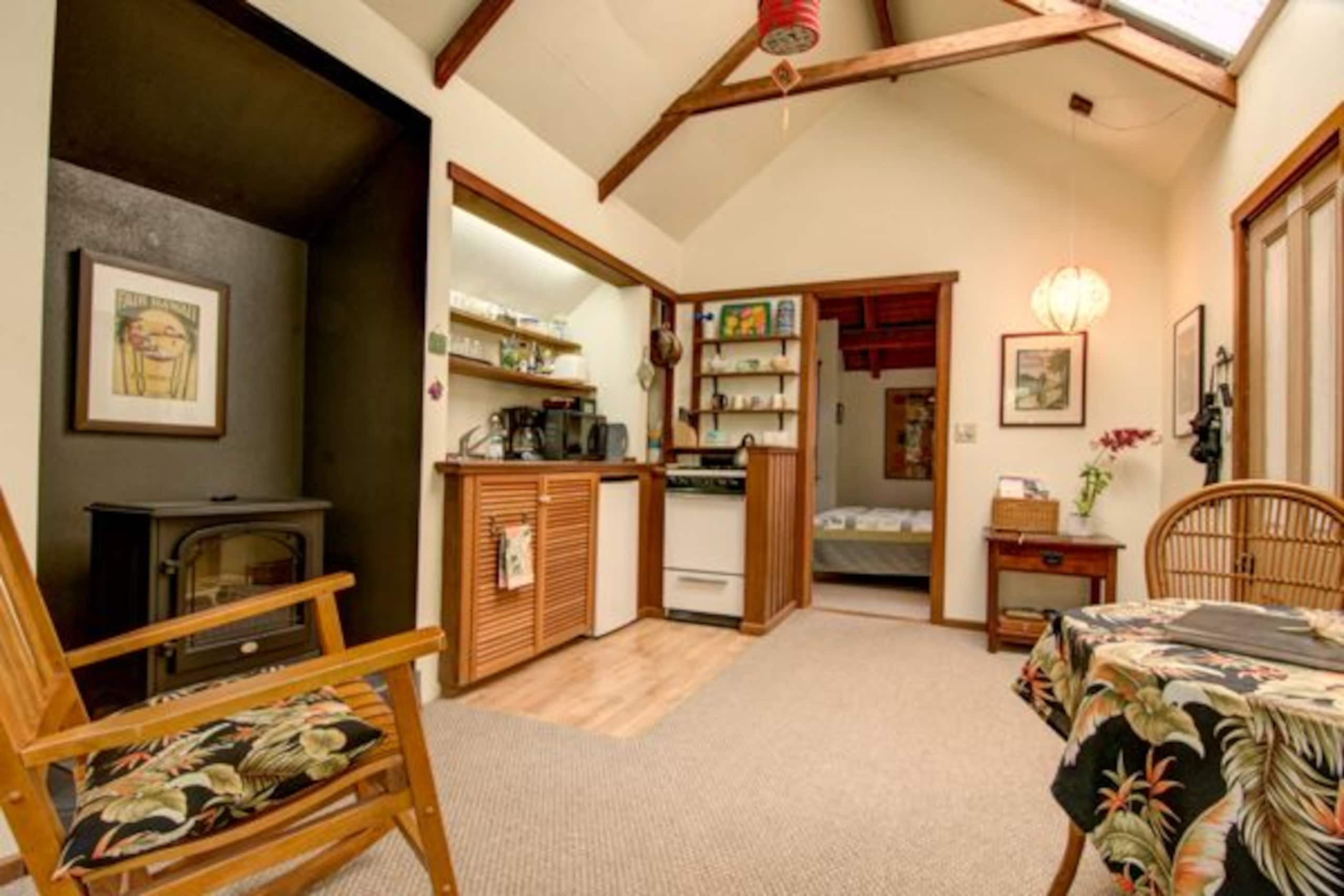 Romantic, Private Cottage Nestled Away in Volcano - Image 4