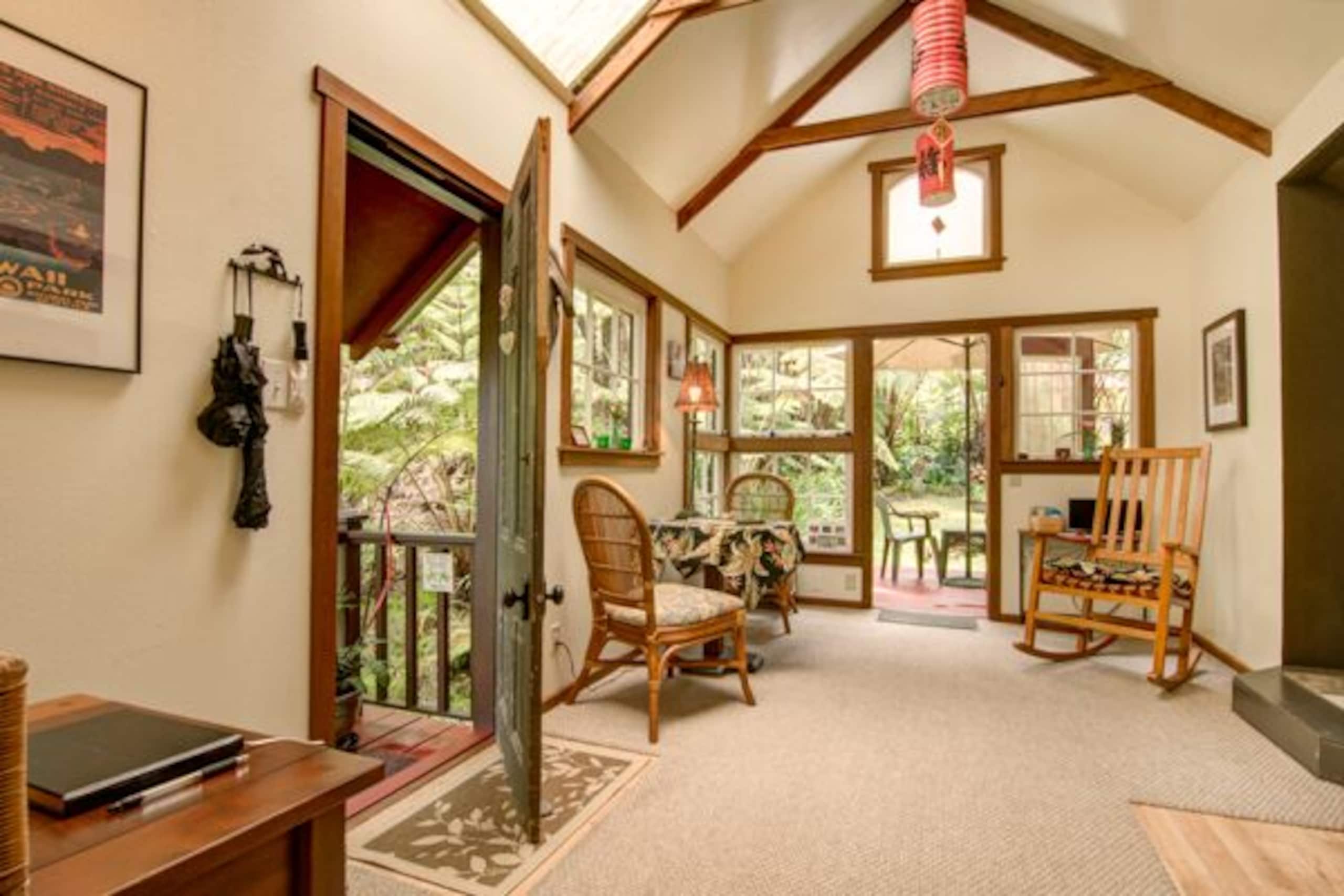 Romantic, Private Cottage Nestled Away in Volcano - Image 2