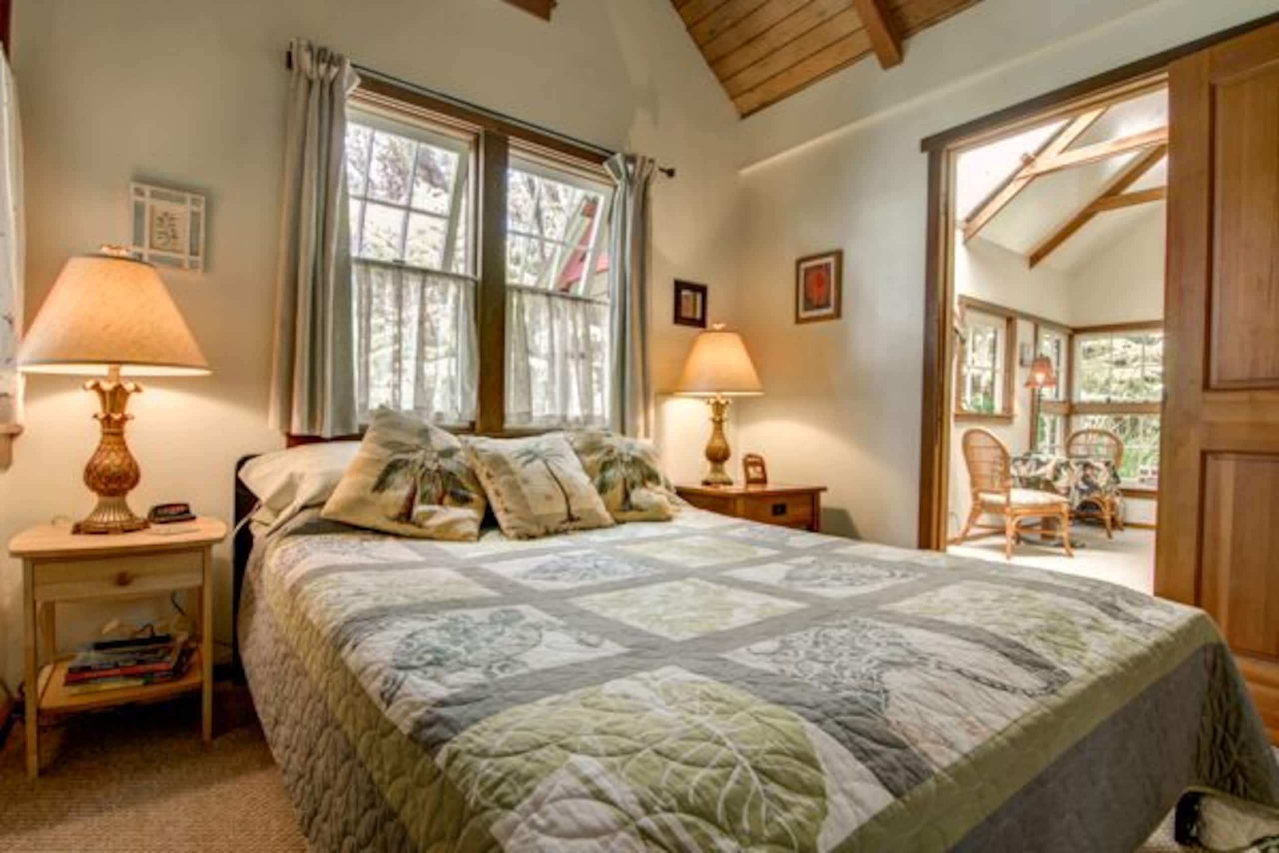 Romantic, Private Cottage Nestled Away in Volcano - Image 6