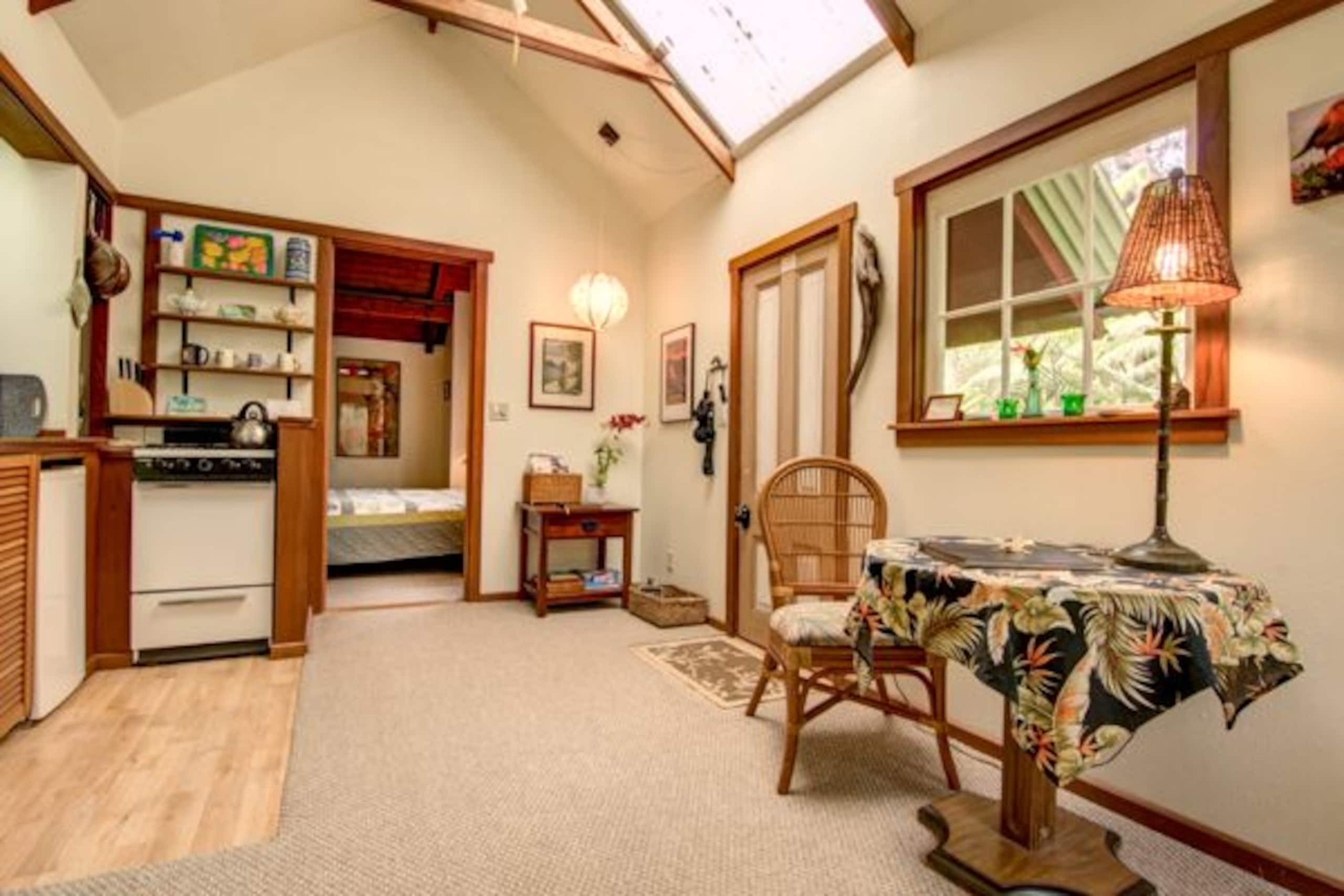 Romantic, Private Cottage Nestled Away in Volcano - Image 3