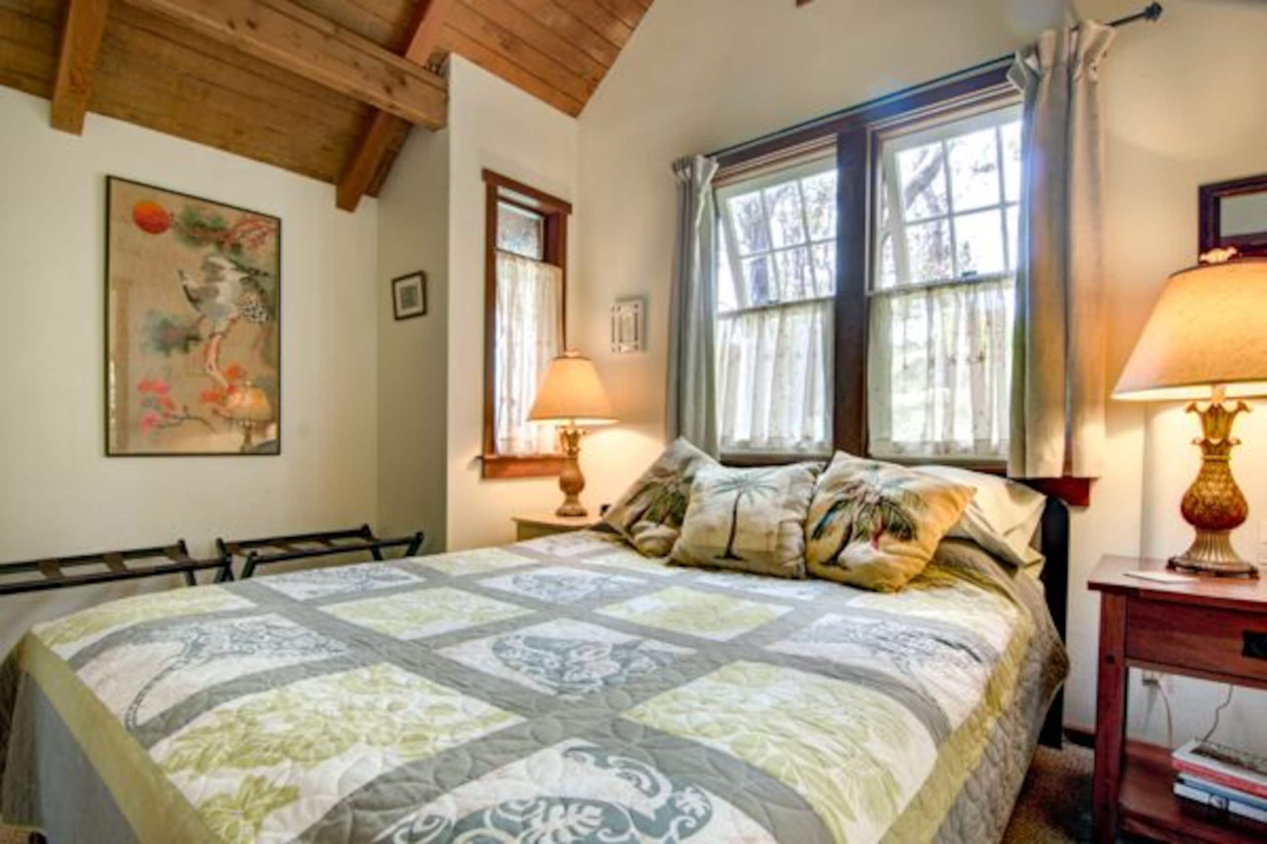 Romantic, Private Cottage Nestled Away in Volcano - Image 5