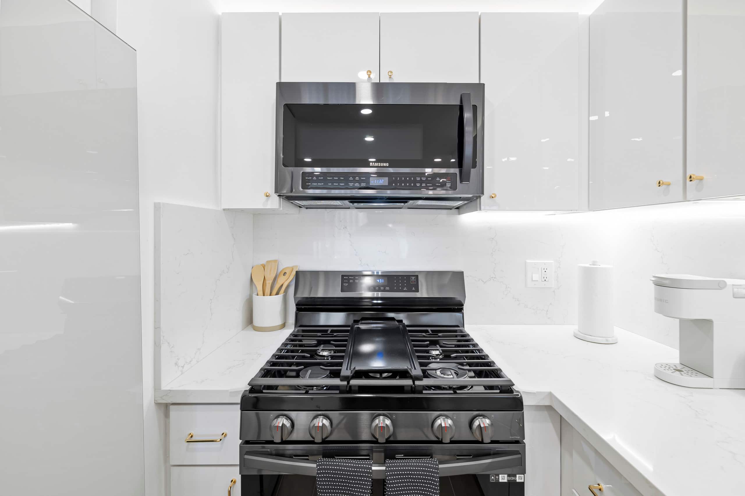 Condo in Honolulu · ★4.9 · 3 bedrooms · 4 beds · 2 private baths - Image 17