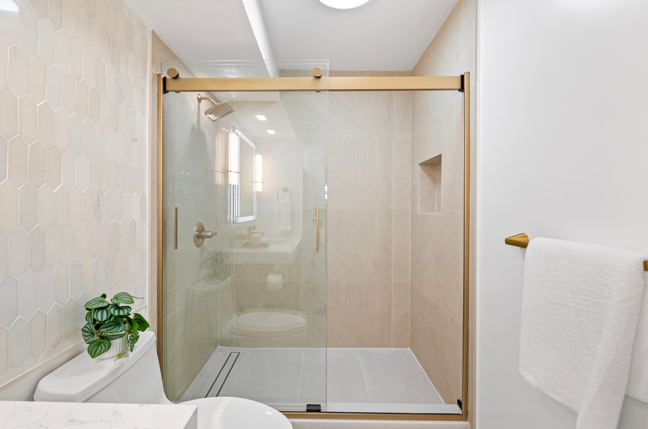 Condo in Honolulu · ★4.9 · 3 bedrooms · 4 beds · 2 private baths - Image 34