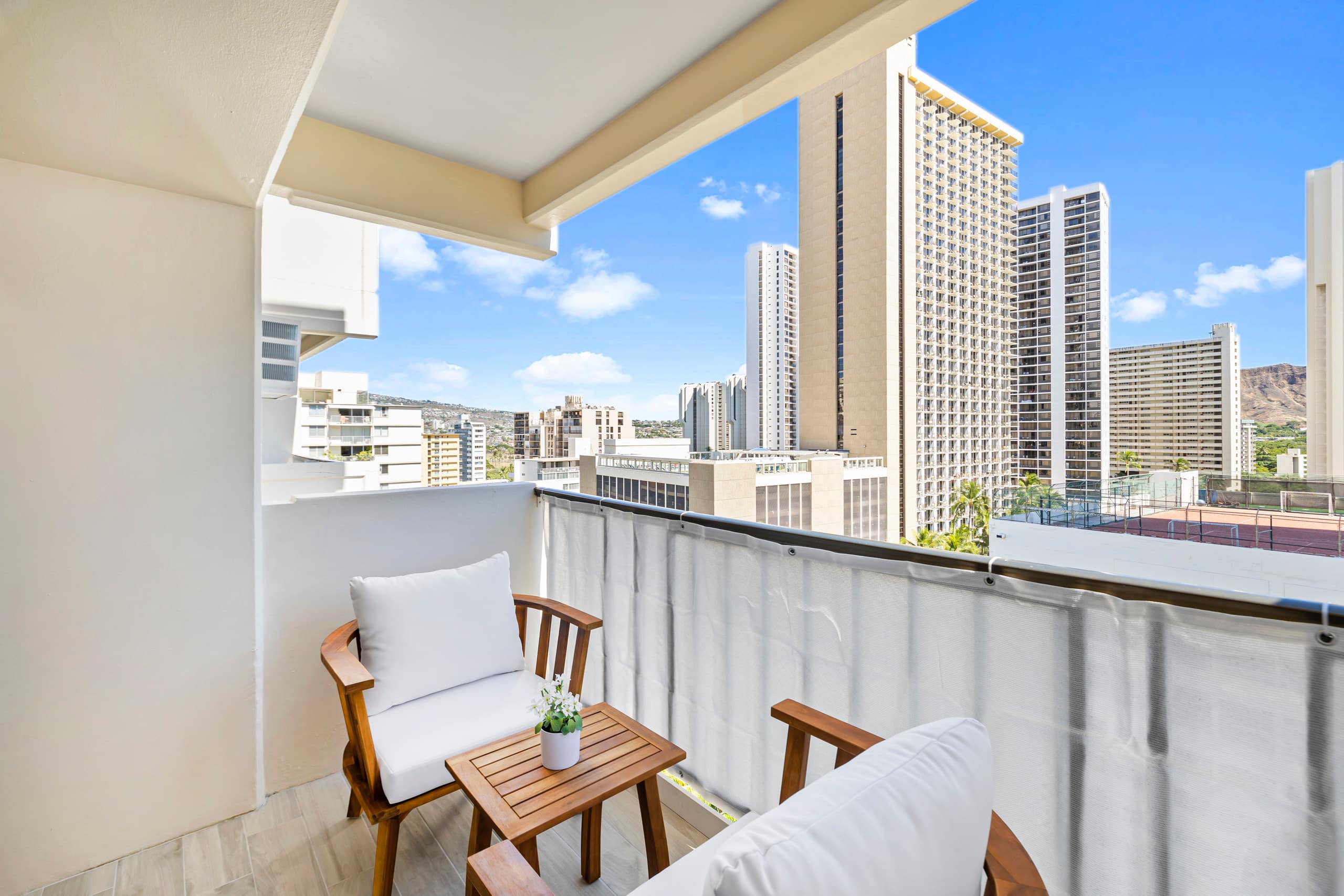 Condo in Honolulu · ★4.9 · 3 bedrooms · 4 beds · 2 private baths - Image 39