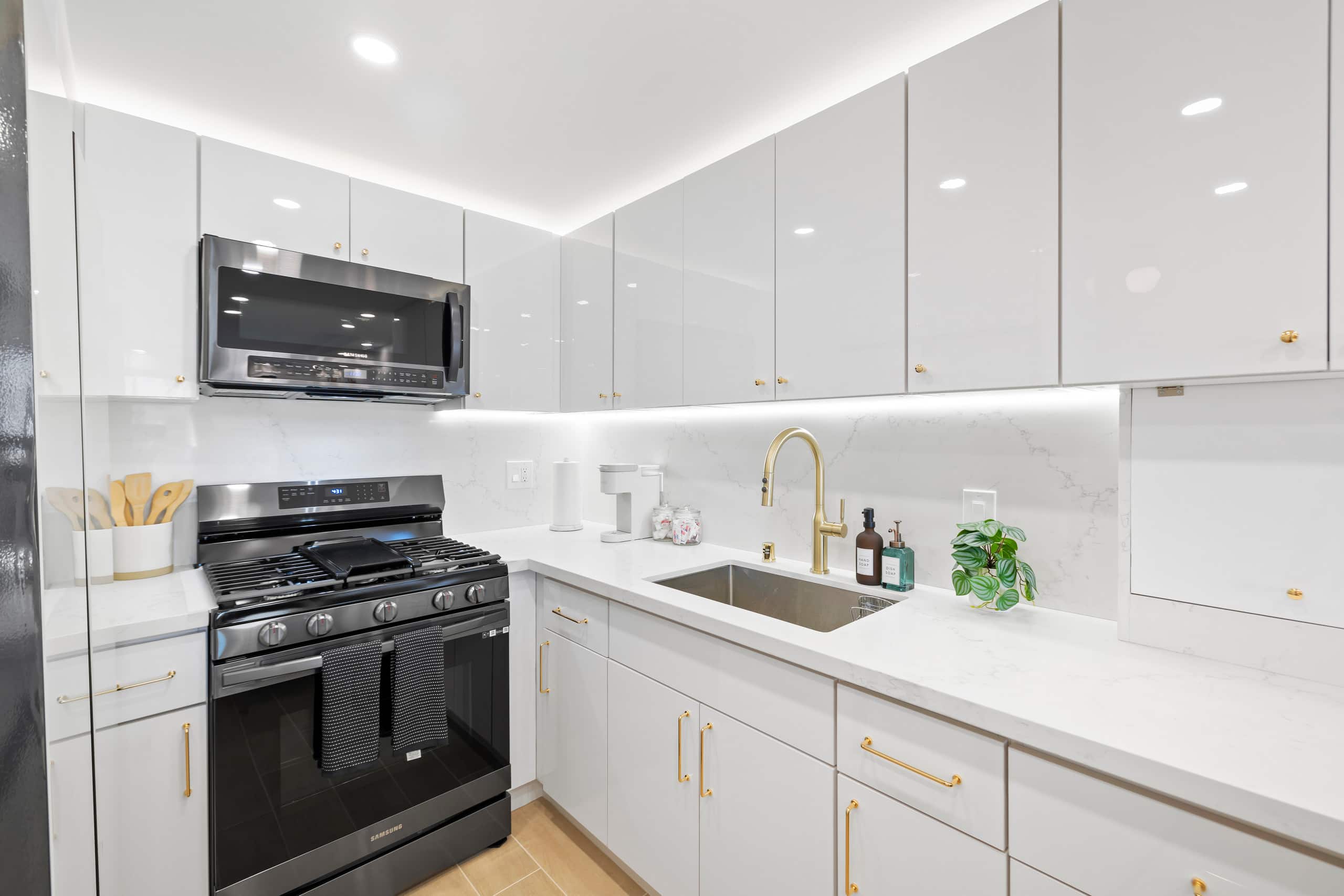 Condo in Honolulu · ★4.9 · 3 bedrooms · 4 beds · 2 private baths - Image 14