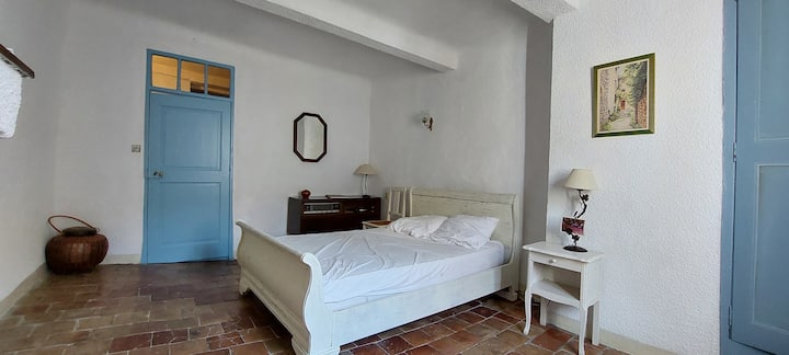 2ème étage : 
Chambre N°1 Lit de 2 pers

Linge de lit et de toilette non fourni
Location de linge possible