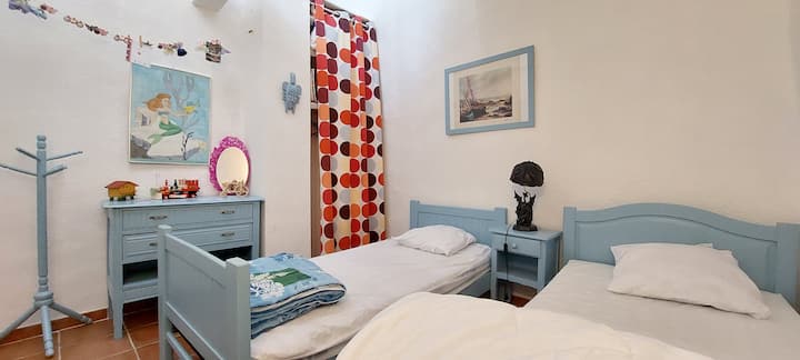 3ème étage : 
Chambre N°3. 2 lits 1 pers.

Linge de lit et de toilette non fourni
Location de linge possible