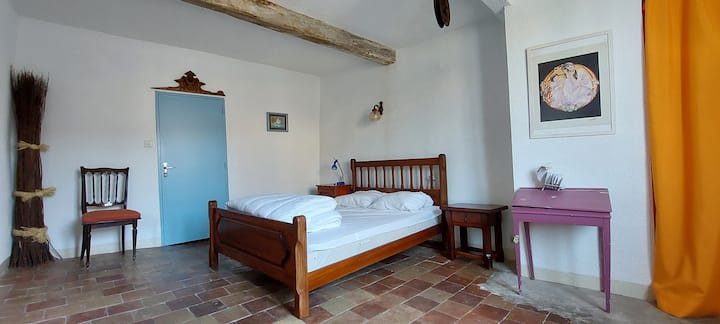 3ème étage : 
Chambre N°4 Lit 2 pers

Linge de lit et de toilette non fourni
Location de linge possible