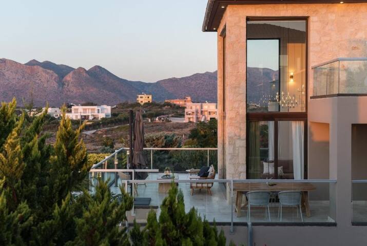 Amazing sea front villa with swimming pool gallery image 4