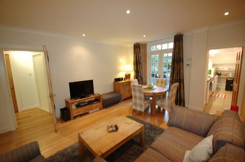 Top performing Airbnb: Luxury 2 bedroom apartment just off Princes Street in West End