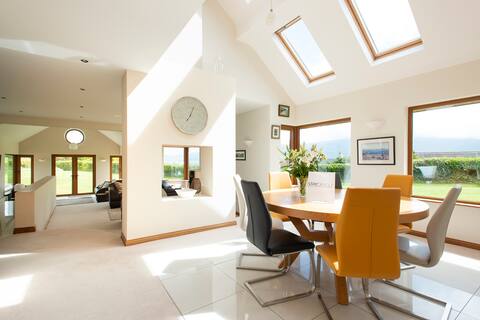 JALAMOOR SEA VIEWS! 5 BED BY THE SEA!