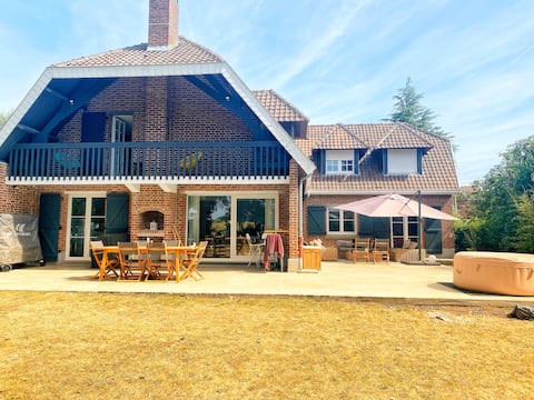 Large villa, outdoor games and cinema room
