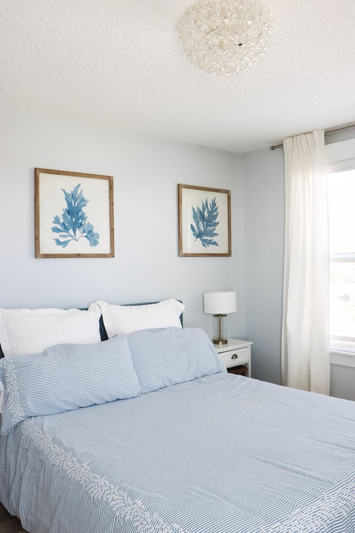 غرفة نوم للضيوف في الطابق الثالث، إطلالات على المحيط، تلفزيون