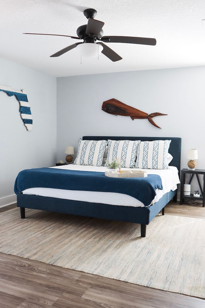 جناح بجانب حمام السباحة في الطابق الأول - سرير كينج، سرير نهاري مزدوج إلى سرير كينج، بار مبلل مع ثلاجة صغيرة، كيوريج، حمام كامل، وصول مباشر إلى الفناء الخلفي