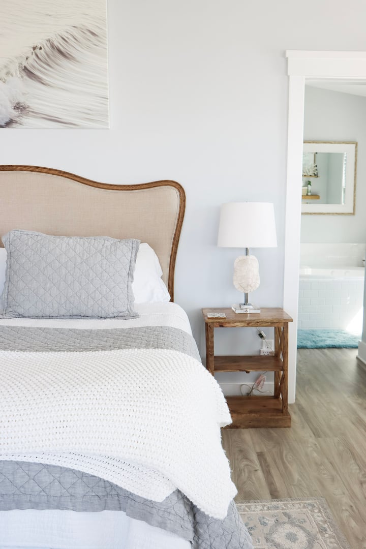 غرفة نوم أساسية في الطابق الثالث، سرير كينج، تلفزيون ذكي، مكتب وطابعة ملونة، خزانة ملابس، حمام داخلي مع حوض استحمام ودش