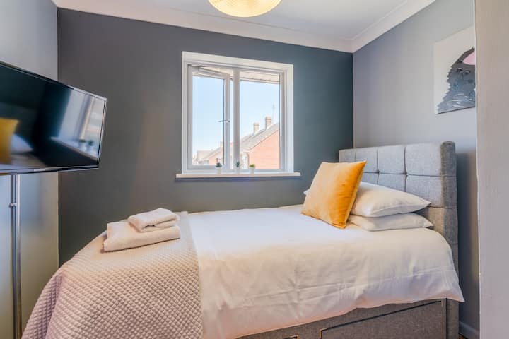 Útulná, ale praktická jednolôžková izba na prvom poschodí ponúka aj veľmi pohodlnú posteľ s 1000 pružinovými matracmi, rovnako ako všetky ostatné spálne. Táto izba ponúka ručne vyrobenú skriňu na zavesenie oblečenia. 