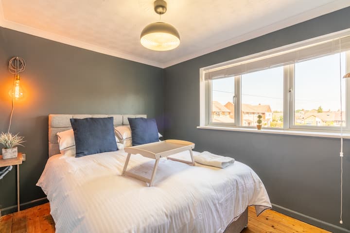 Druhá spálňa s manželskou posteľou na prvom poschodí ponúka veľmi pohodlnú manželskú posteľ.