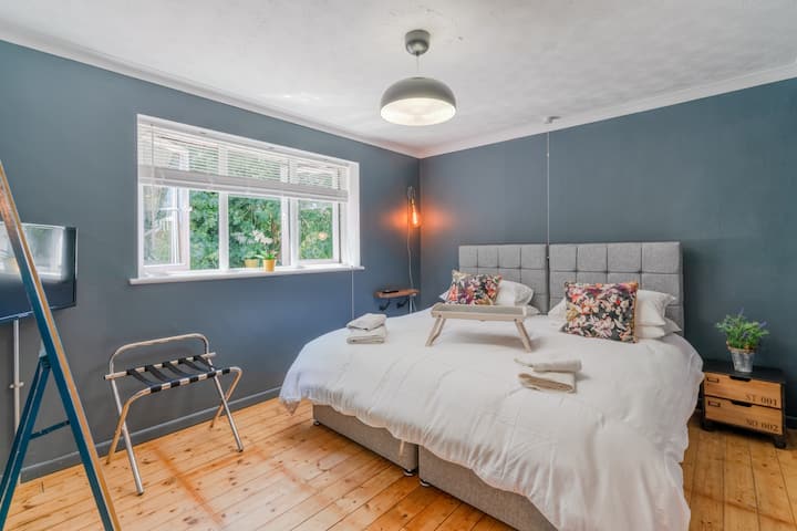 Vzdušná a svetlá spálňa s manželskou posteľou na prvom poschodí so super manželskou posteľou King, ktorú možno tiež rozdeliť na dve jednolôžka. Ručne leštená drevená podlaha dodáva zážitku extra nádych.  