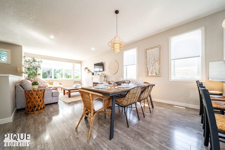 Boho Vibes | Patio & Bbq |King Bed| Garage Parking - Edmonton