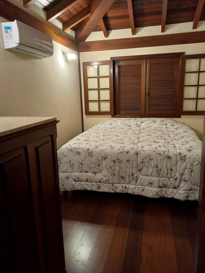 štyri apartmány s manželskou posteľou a 1 hlavný apartmán so šatníkom a kúpeľňa s vaňou
