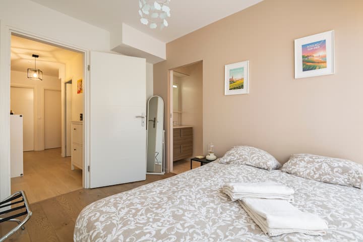 Აქ არის თქვენი ოთახი სააბაზანოთი და ყველა საყოფაცხოვრებო პირობით: ტუმბო, საბანი, საბნის გადასაფარებელი, ბალიშები, ბალიშის პირი, დამატებითი საბანი, 2 დამატებითი ბალიში და პირსახოცები.