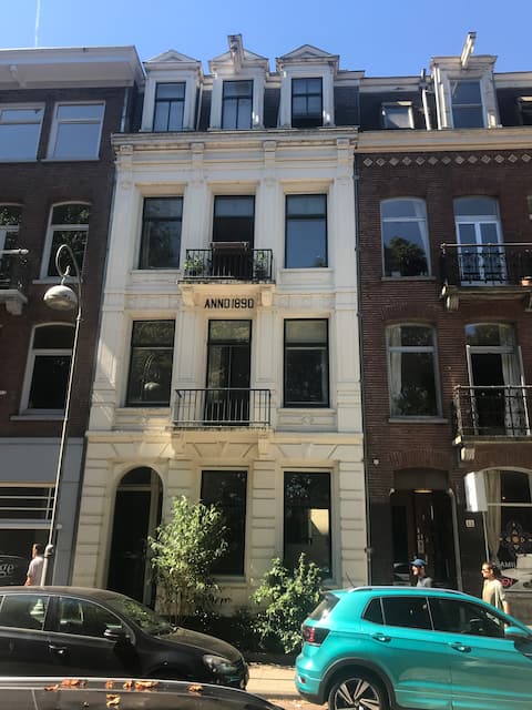 Top performing Airbnb: Stylish ground floor apartment at the Sarphatipark in Oude Pijp