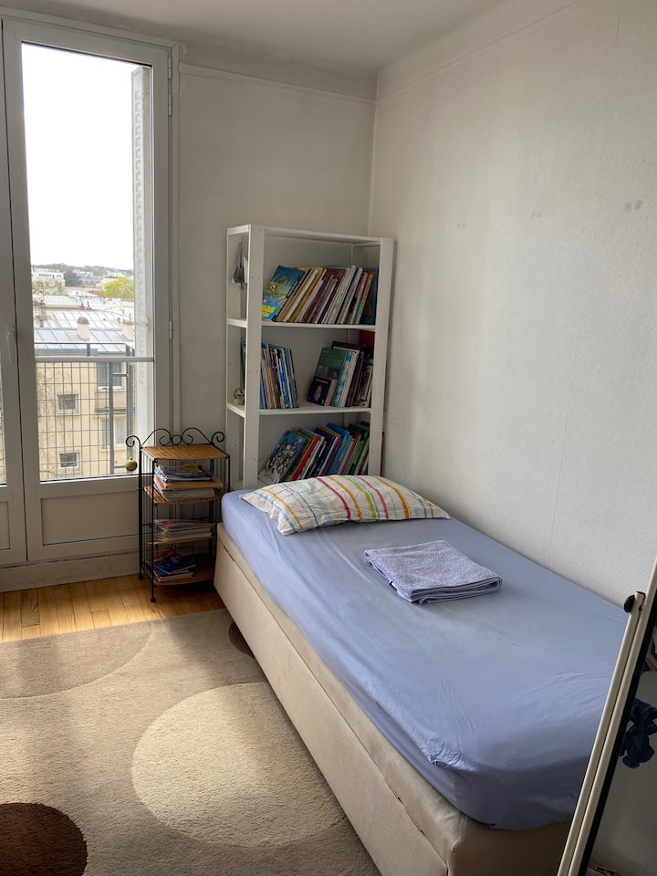 Საძინებელი 3 : 1 საწოლი 1 ადამიანისთვის
Საბავშვო თამაშები და წიგნები 
