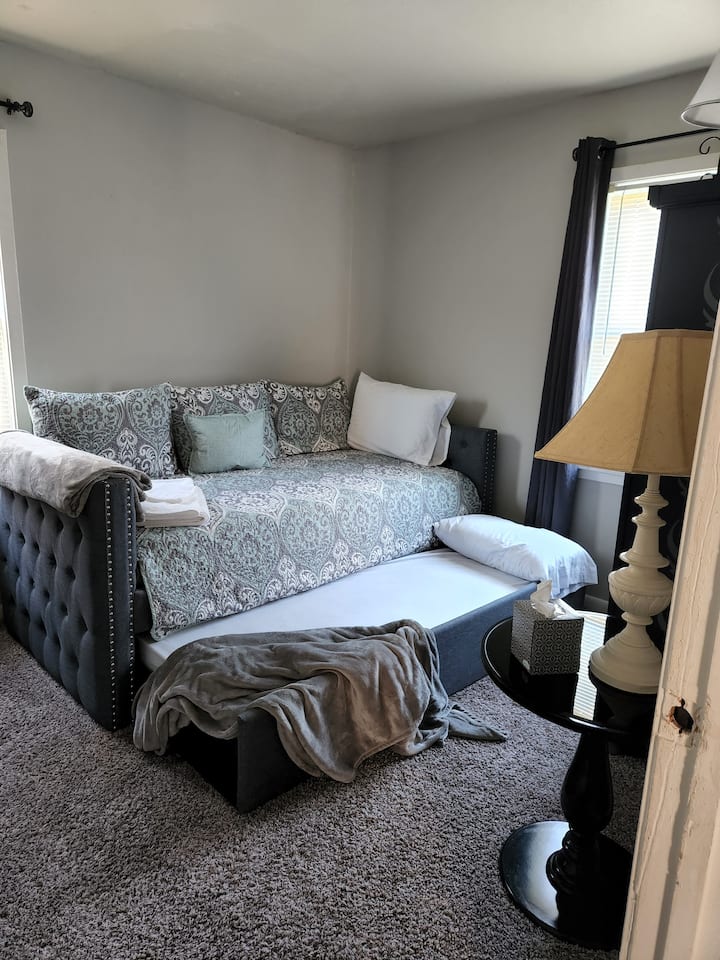 2. spavaća soba s bračnim krevetom i krevetom na rasklapanje