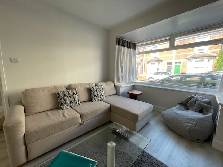 Hereford House. 3 Bedrooms, Sleeps 8! Bs2 - Brístol