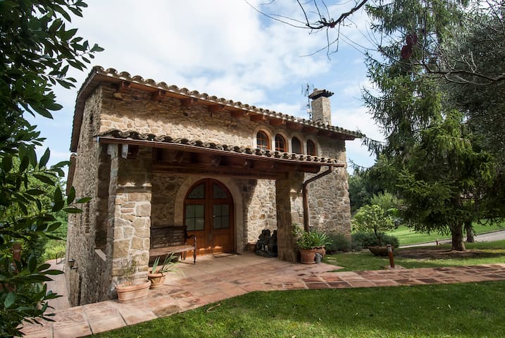 Casa rural con piscina y vistas a los Pirineos