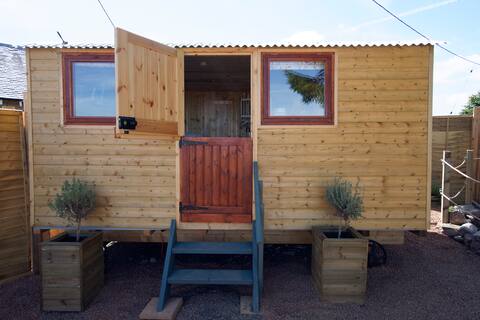 Deer's Leap, 1 bed Shepherd's Hut near Kelso